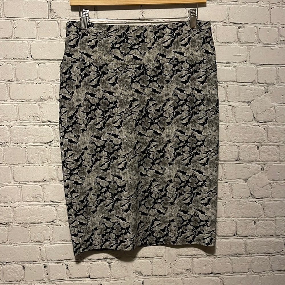 LULAROE MIDI Skirt Size Medium Floral Black and White